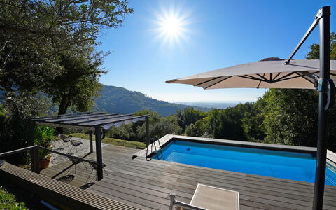 Villa Di Confine: Cielo, Pianta, Acqua, Luce, Natura, Shade, Piscina, Mobili Da Esterno, Illuminazione, Albero