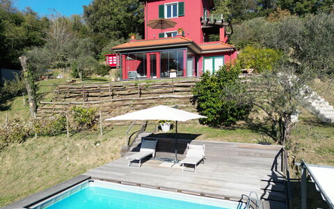 Villa Di Confine: Acqua, Pianta, Proprietà, Costruzione, Natura, Finestra, Piscina, Albero, Mobili Da Esterno, Cielo