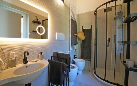 Villa Di Confine: Specchio, Idraulico Fixture, Costruzione, Rubinetto, Lavello, Proprietà, Bagno, Lavandino Del Bagno, Interior Design, Illuminazione