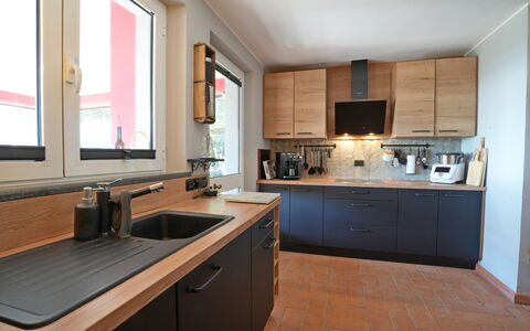 Villa Di Confine: Cabinetry, Lavello, Lavandino Della Cucina, Rubinetto, Controsoffitto, Proprietà, Cucina, Finestra, Legna, Interior Design