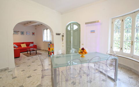 Villa Le Macchie: Mobilia, Costruzione, Finestra, Sedia, Cabinetry, Porta, Interior Design, Pavimentazione, Pavimento