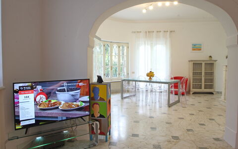 Villa Le Macchie: Costruzione, Casa, Finestra, Tavolo, Sala, Legna, Pavimentazione, Elettrodomestico, Arte, Cucina