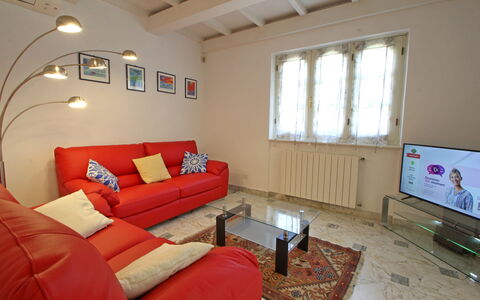 Villa Le Macchie: Divano, Mobilia, Proprietà, Finestra, Tavolo, Cornice, Interior Design, Soggiorno, Legna, Pavimento