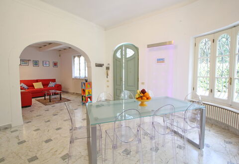 Villa Le Macchie: Mobilia, Costruzione, Finestra, Sedia, Cabinetry, Porta, Interior Design, Pavimentazione, Pavimento