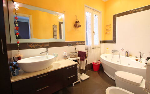 Panorama: Specchio, Rubinetto, Lavello, Idraulico Fixture, Proprietà, Fotografia, Lavandino Del Bagno, Bagno, Blu, Viola
