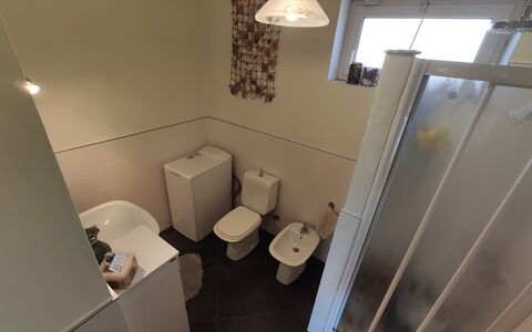 Panorama: Finestra, Interior Design, Idraulico Fixture, Pavimentazione, Pavimento, Costruzione, Casa, Gabinetto, Lavandino Del Bagno