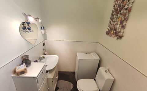 Panorama: Proprietà, Lavello, Costruzione, Interior Design, Illuminazione, Idraulico Fixture, Sedia, Lavandino Del Bagno, Pavimento, Casa