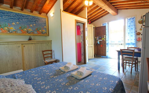 La Casetta: Mobilia, Proprietà, Tavolo, Legna, Interior Design, Pavimento, Pavimentazione, Parete, Finestra, Immobiliare