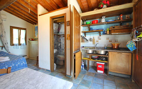 La Casetta: Proprietà, Mobilia, Costruzione, Blu, Cabinetry, Legna, Interior Design, Controsoffitto, Pavimento, Elettrodomestico Da Cucina