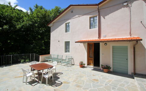 Apuane Retreat: Costruzione, Proprietà, Pianta, Finestra, Tavolo, Shade, Cielo, Casa, Villetta, Legna