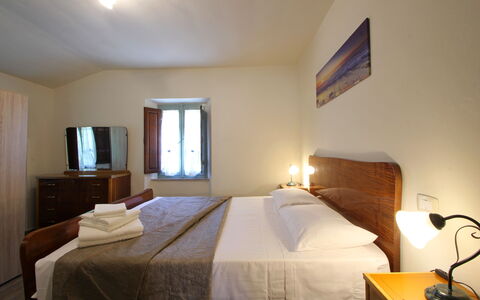 Apuane Retreat: Mobilia, Proprietà, Specchio, Comfort, Luce, Costruzione, Illuminazione, Tessile, Legna, Finestra