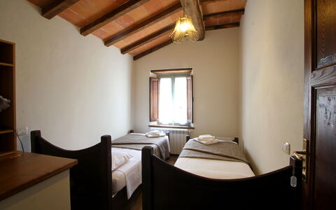 Apuane Retreat: Costruzione, Proprietà, Tavolo, Mobilia, Finestra, Comfort, Legna, Interior Design, Casa, Pavimento