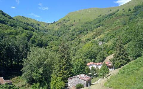 Apuane Retreat: Cielo, Montagna, Pianta, Nube, Comunita 'Impianto, Verde, Paesaggio Naturale, Albero, Vegetazione, Highland