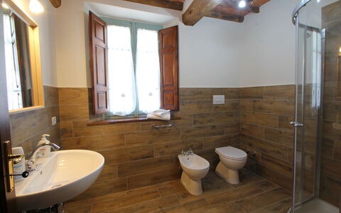 Apuane Retreat: Idraulico Fixture, Lavello, Proprietà, Rubinetto, Bagno, Legna, Finestra, Interior Design, Lavandino Del Bagno