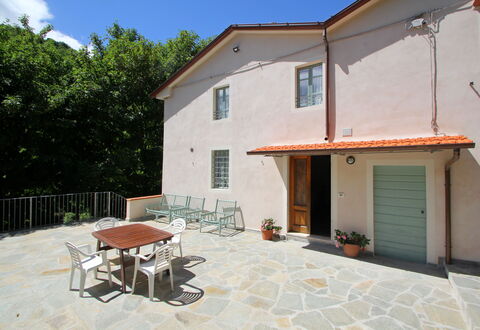 Apuane Retreat: Costruzione, Proprietà, Pianta, Finestra, Tavolo, Shade, Cielo, Casa, Villetta, Legna