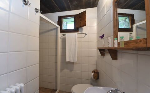 Villa Del Mulino: Specchio, Lavello, Proprietà, Idraulico Fixture, Rubinetto, Viola, Lavandino Del Bagno, Bagno, Interior Design, Costruzione