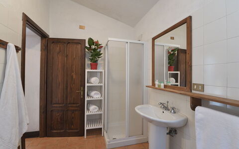 Casa Antelminelli: Specchio, Rubinetto, Idraulico Fixture, Lavello, Proprietà, Lavandino Del Bagno, Pianta, Mobiletto Del Bagno, Bagno, Costruzione