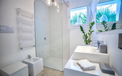Terrasini Luxury Villa: Pianta, Proprietà, Idraulico Fixture, Bagno, Rubinetto, Illuminazione, Lavello, Interior Design, Architettura, Costruzione