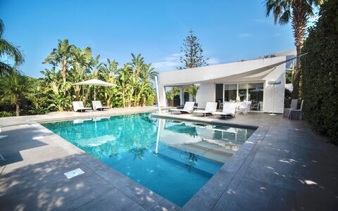 Terrasini Luxury Villa: Acqua, Cielo, Proprietà, Pianta, Piscina, Azzurro, Costruzione, Albero, Nube, Casa