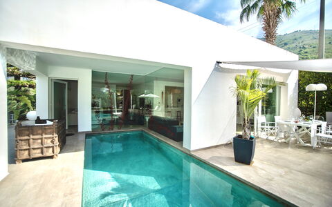 Terrasini Luxury Villa: Acqua, Mobilia, Proprietà, Pianta, Piscina, Cielo, Azzurro, Sedia, Finestra, Vaso Di Fiori