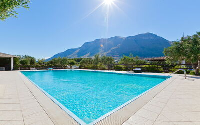 Villa Castellammare: Acqua, Cielo, Giorno, Proprietà, Piscina, Pianta, Azzurro, Albero, Rettangolo, Corpo D'Acqua