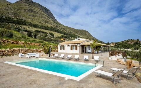 Villa Alcamo: Cielo, Acqua, Nube, Costruzione, Pianta, Piscina, Azzurro, Corpo D'Acqua, Albero, Tempo Libero