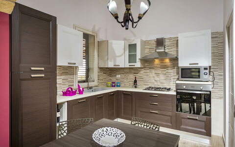 Villa Alcamo: Controsoffitto, Cabinetry, Proprietà, Mobilia, Lavello, Rubinetto, Cucina, Cassetto, Legna, Illuminazione