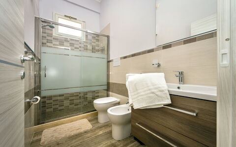 Villa Alcamo: Idraulico Fixture, Bagno, Gabinetto, Costruzione, Rubinetto, Legna, Interior Design, Pavimentazione, Pavimento, Comfort