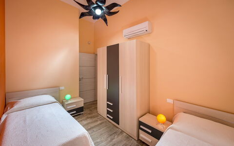 Villa Alcamo: Mobilia, Proprietà, Costruzione, Comfort, Legna, Interior Design, Telaio Del Letto, Illuminazione, Letto, Arancia