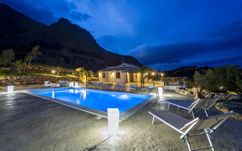 Villa Alcamo: Acqua, Nube, Cielo, Pianta, Piscina, Blu, Azzurro, Montagna, Illuminazione, Tavolo