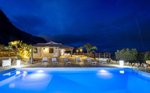 Villa Alcamo: Acqua, Pianta, Cielo, Blu, Costruzione, Piscina, Azzurro, Albero, Tempo Libero, Arecales