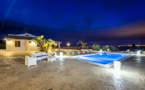 Villa Alcamo: Acqua, Cielo, Blu, Nube, Azzurro, Piscina, Costruzione, Paesaggio, Orizzonte, Arecales