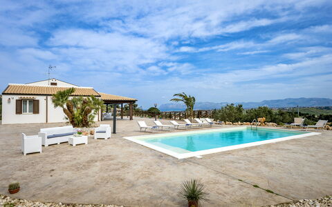 Villa Alcamo: Nube, Acqua, Cielo, Pianta, Piscina, Costruzione, Azzurro, Albero, Shade, Arecales