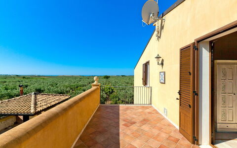 Villa Selinunte: Cielo, Azzurro, Costruzione, Legna, Luce Del Sole, Porta, Finestra, Zona Residenziale, Shade, Pianta