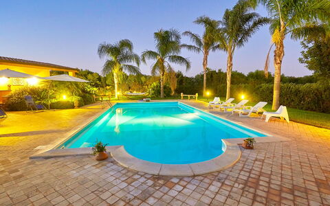 Villa Selinunte: Acqua, Cielo, Proprietà, Pianta, Piscina, Azzurro, Natura, Albero, Costruzione, Arecales