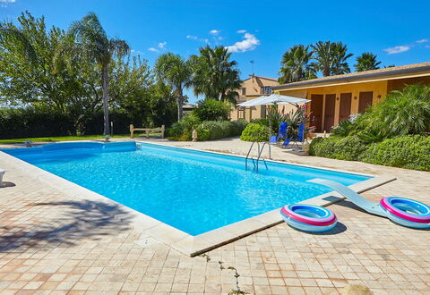 Villa Selinunte: Acqua, Cielo, Pianta, Nube, Costruzione, Piscina, Azzurro, Finestra, Albero, Shade