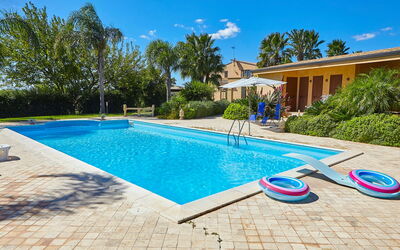 Villa Selinunte: Acqua, Cielo, Pianta, Nube, Costruzione, Piscina, Azzurro, Finestra, Albero, Shade