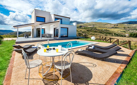 Villa Azzurra: Nube, Cielo, Tavolo, Mobilia, Costruzione, Azzurro, Mobili Da Esterno, Sedia, Interior Design, Shade