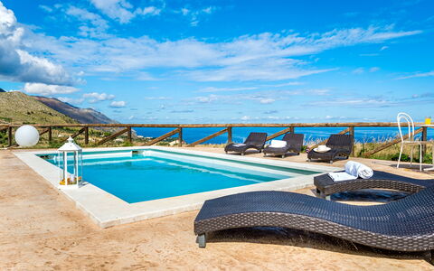 Villa Azzurra: Acqua, Nube, Cielo, Risorse Idriche, Proprietà, Piscina, Azzurro, Mobili Da Esterno, Lettino, Shade