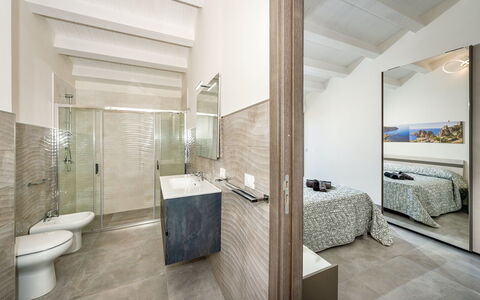 Villa Azzurra: Costruzione, Bagno, Idraulico Fixture, Rubinetto, Comfort, Legna, Casa, Pavimentazione, Pavimento, Lavello
