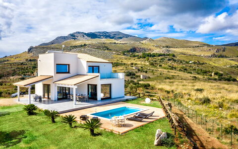 Villa Azzurra: Nube, Pianta, Cielo, Costruzione, Proprietà, Finestra, Montagna, Casa, Paesaggio Naturale, Lotto