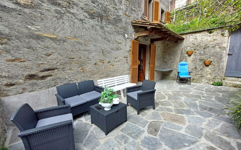 Casa Le Grotte: Pianta, Costruzione, Finestra, Vaso Di Fiori, Pianta Della Casa, Divano, Architettura, Mobili Da Esterno, Manto Stradale, Casa