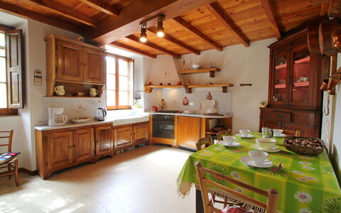 Casa Le Grotte: Cabinetry, Mobilia, Tavolo, Finestra, Controsoffitto, Cibo, Legna, Interior Design, Elettrodomestico Da Cucina, Cucina