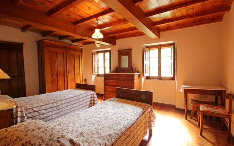 Casa Le Grotte: Mobilia, Proprietà, Finestra, Tavolo, Legna, Comfort, Interior Design, Pavimento, Lampada, Costruzione
