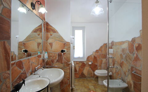 Casa Luigi: Specchio, Rubinetto, Lavello, Lavandino Del Bagno, Idraulico Fixture, Bagno, Legna, Interior Design, Illuminazione, Costruzione