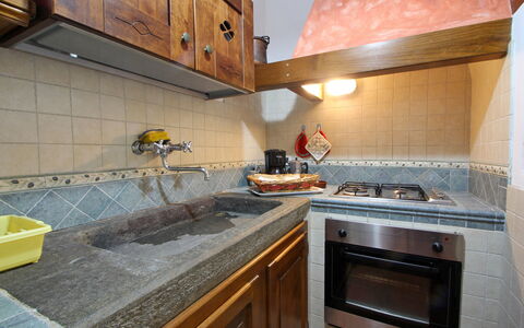 Casa Luigi: Controsoffitto, Cabinetry, Proprietà, Rubinetto, Cucina Stufa, Cucina, Elettrodomestico Da Cucina, Legna, Stufa A Gas, Idraulico Fixture