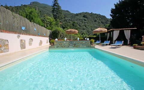 Casa Luigi: Acqua, Cielo, Pianta, Proprietà, Piscina, Azzurro, Natura, Costruzione, Albero, Tempo Libero