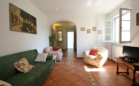 Casa Luigi: Mobilia, Cornice, Divano, Costruzione, Comfort, Interior Design, Finestra, Lampada, Soggiorno, Tavolo