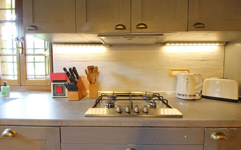 Villa L'antico Casale: Controsoffitto, Cabinetry, Lavandino Della Cucina, Proprietà, Elettrodomestico Da Cucina, Stufa A Gas, Cucina, Cucina Stufa, Piano Cottura, Lavello