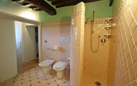 Villa L'antico Casale: Proprietà, Idraulico Fixture, Bagno, Interior Design, Gabinetto, Pavimentazione, Pavimento, Legna, Parete